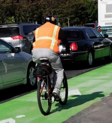 Foothill Expressway intersections need green bike lanes